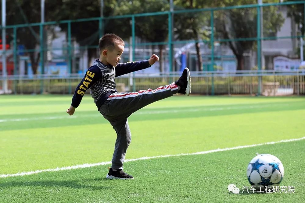 哪个足球队有大力神杯冠军_足球大力神杯怎么获得_国足捧起大力神杯搞笑