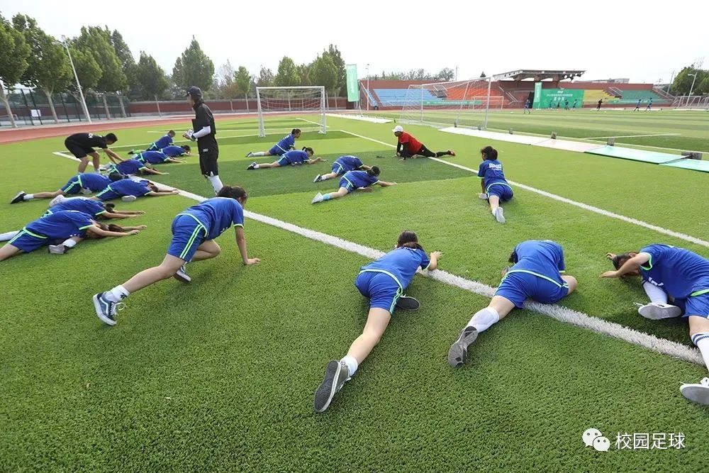 小学生足球视频教程_足球训练视频小学生_小学生足球技巧训练视频