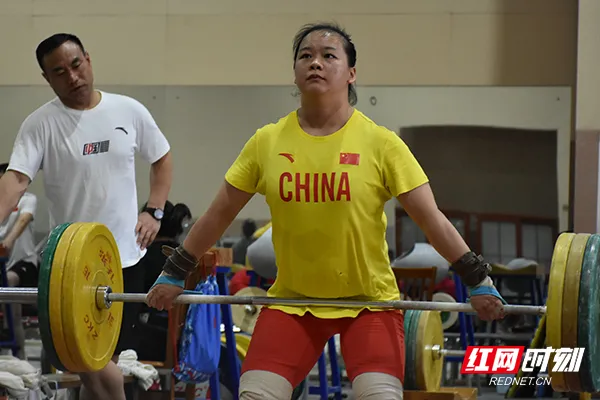 中国最年轻女子举重冠军_举重冠军女2020_前女子举重冠军