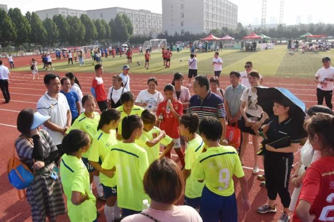 学生足球夺冠简讯_小学生足球赛获得冠军报道_小学大型足球比赛冠军新闻