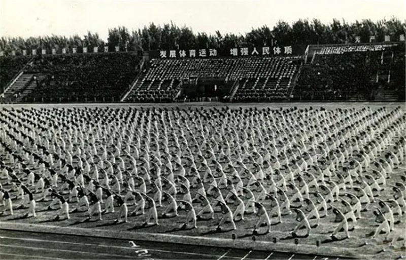 体操时代学生服装图片_学生体操运动视频_学生时代的体操