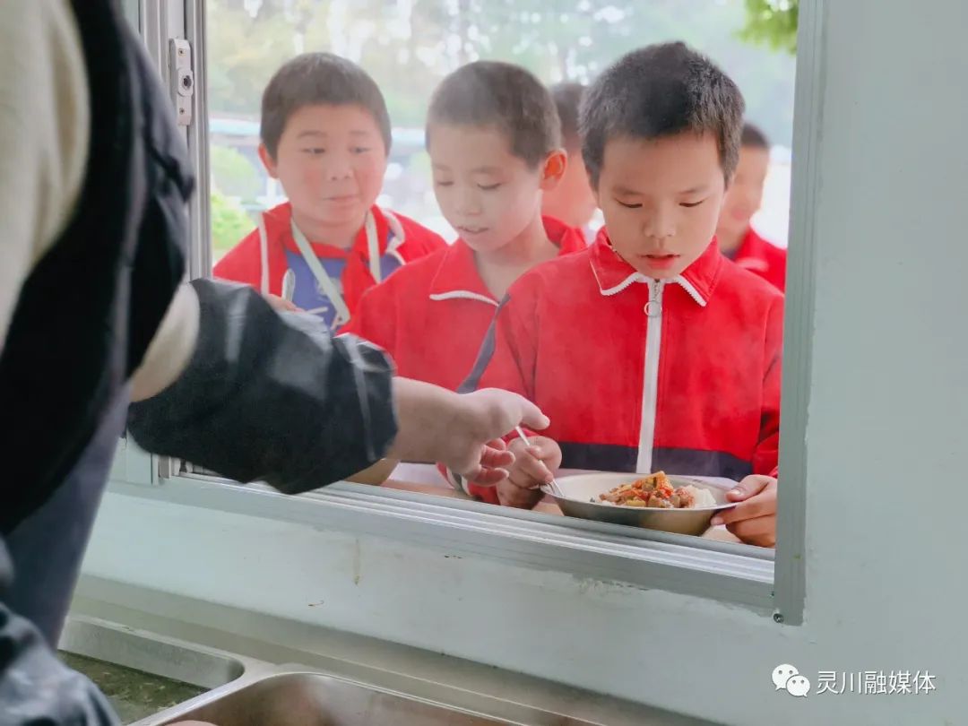 三街镇广化小学新食堂开张，提供营养均衡午