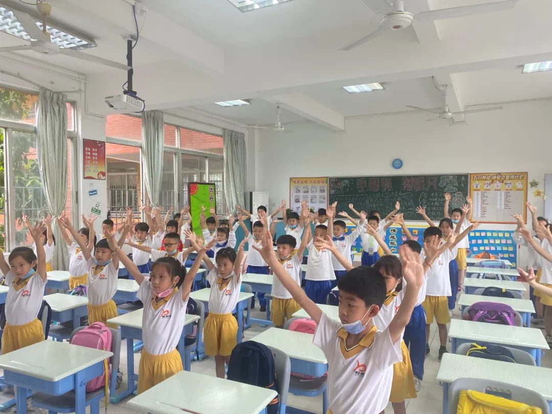 扭扭体操舞蹈教学视频_扭扭体操的歌词_小学生扭扭体操