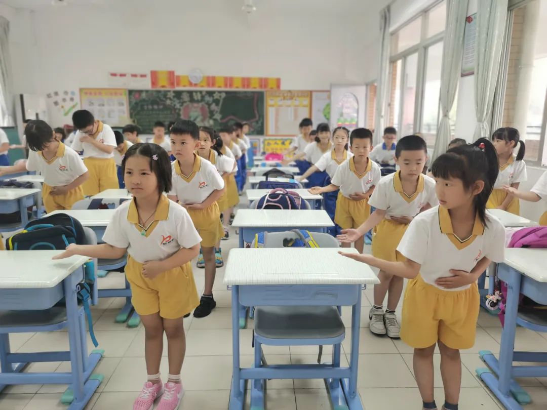 小学生扭扭体操_扭扭体操的歌词_扭扭体操舞蹈教学视频