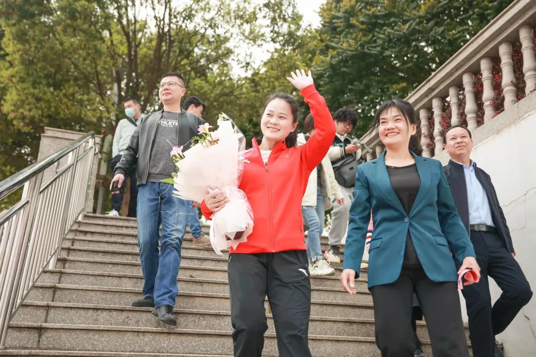 举重冠军女名字_女举重冠军装学生_举重冠军装女学生视频