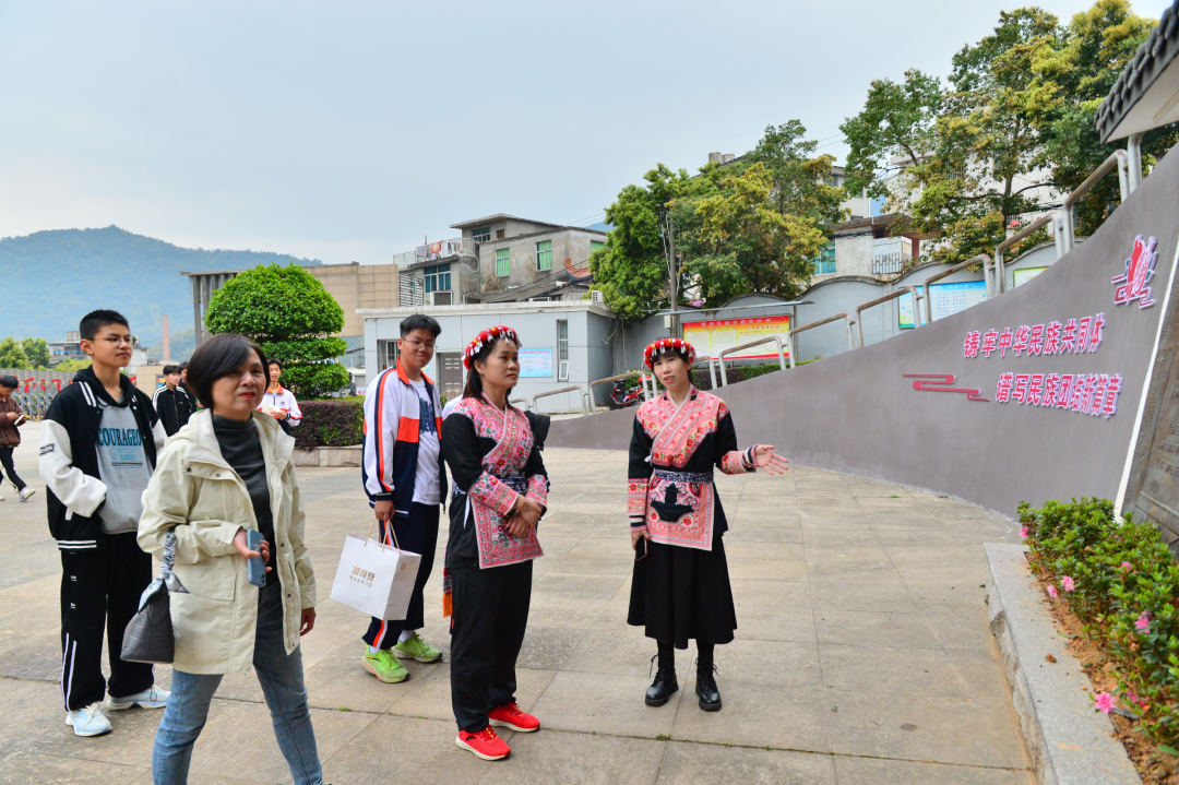 女举重冠军装学生_举重冠军装女学生视频_举重冠军女名字