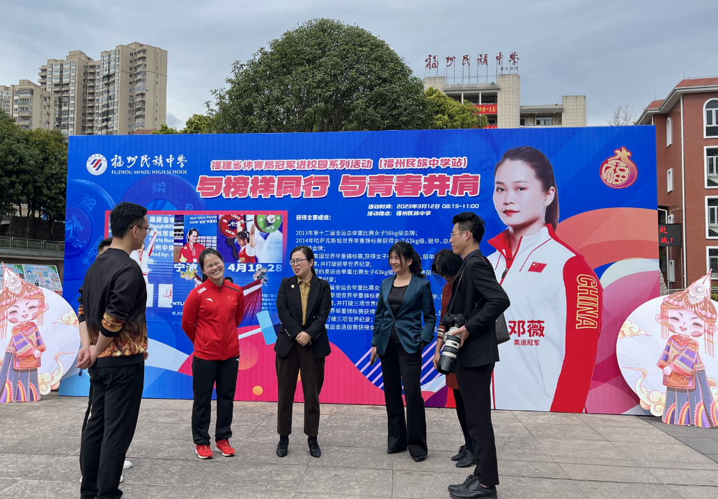 女举重冠军装学生_举重冠军装女学生视频_举重冠军女名字