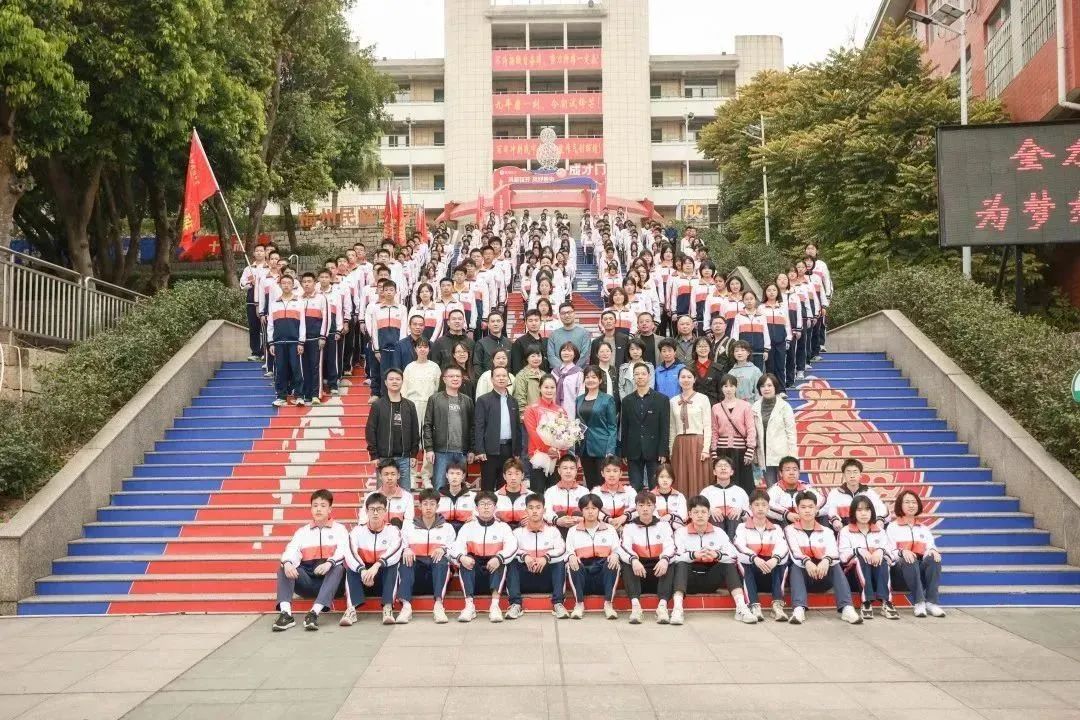 举重冠军装女学生视频_举重冠军女名字_女举重冠军装学生