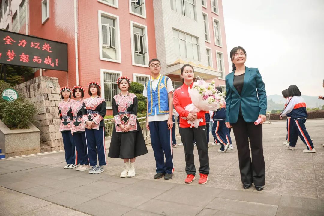 举重冠军装女学生视频_举重冠军女名字_女举重冠军装学生