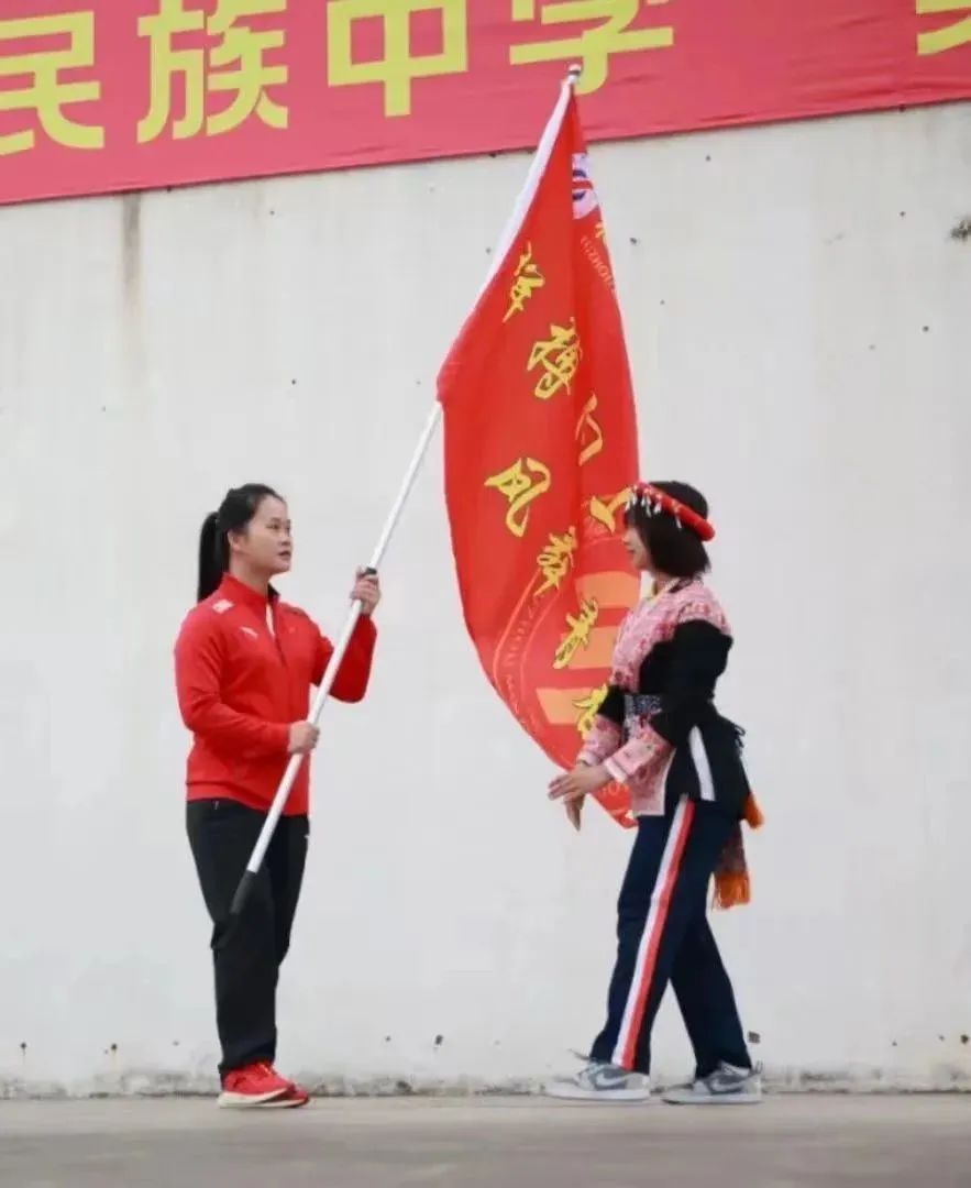 女举重冠军装学生_举重冠军女名字_举重冠军装女学生视频