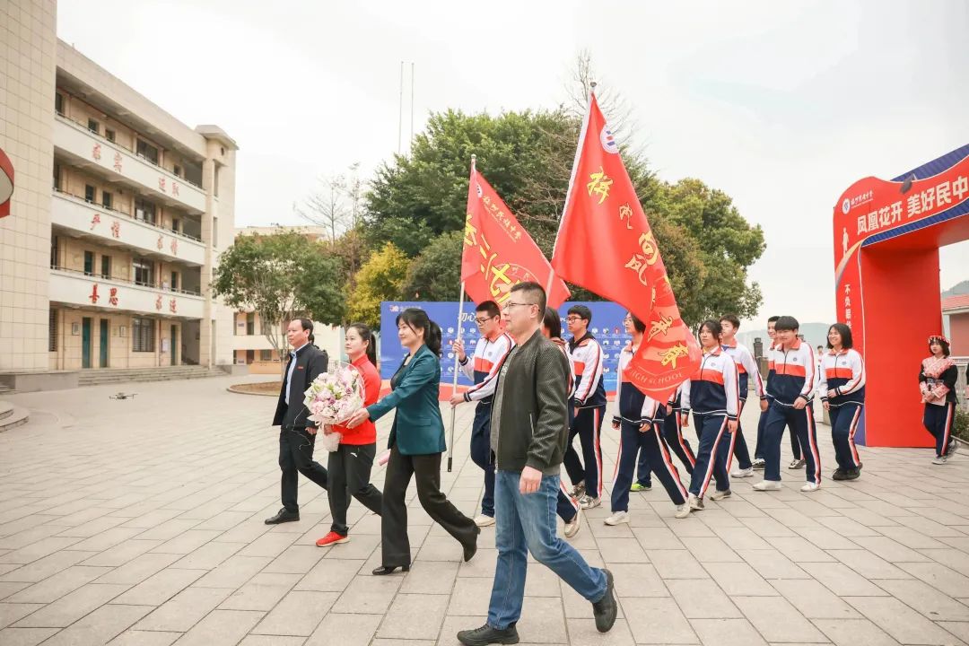 举重冠军装女学生视频_女举重冠军装学生_举重冠军女名字