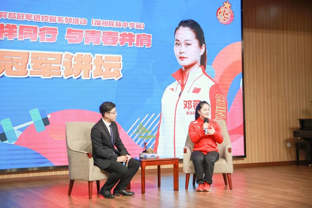 女举重冠军装学生_举重冠军装女学生视频_举重冠军女名字