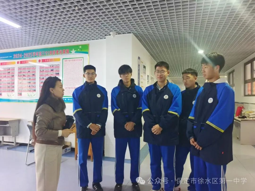 举重冠军女子_女举重冠军装学生_举重冠军装女学生图片