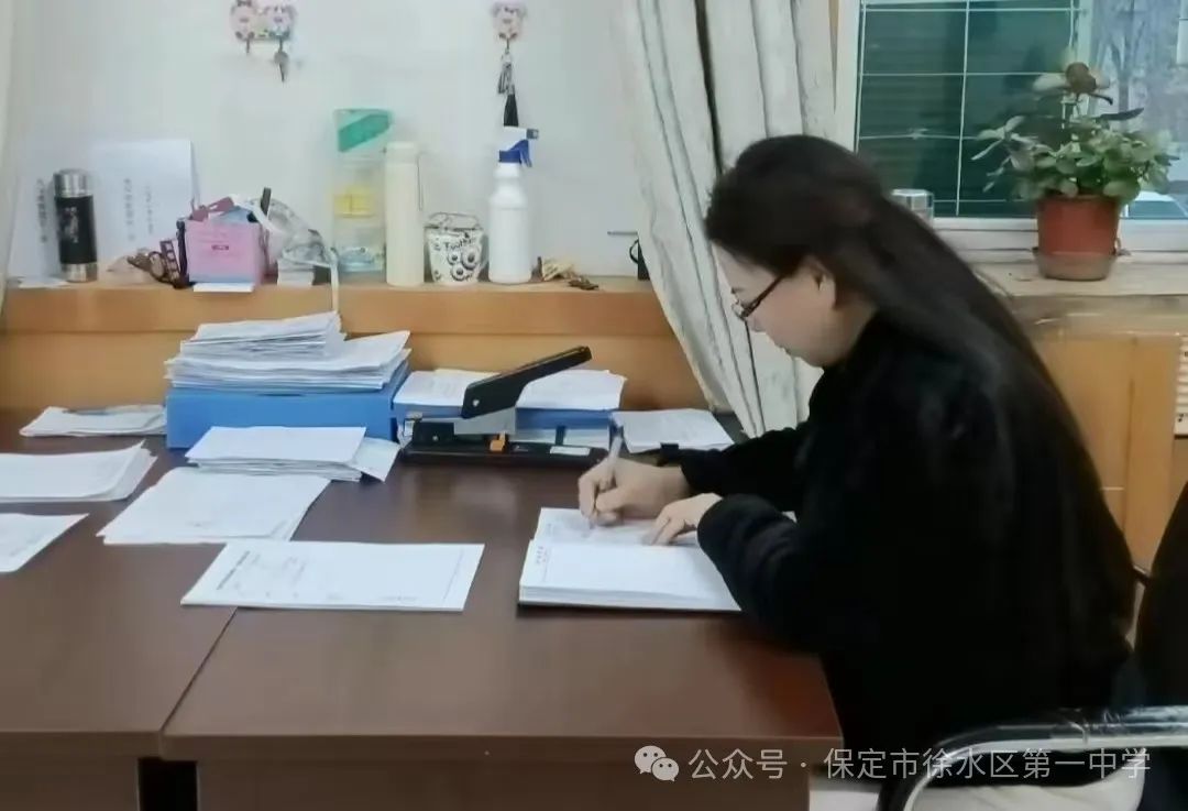 举重冠军女子_女举重冠军装学生_举重冠军装女学生图片