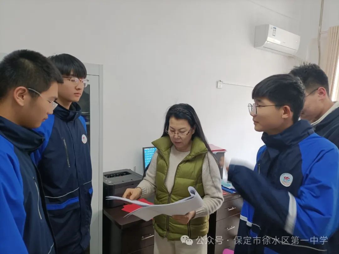 举重冠军装女学生图片_举重冠军女子_女举重冠军装学生