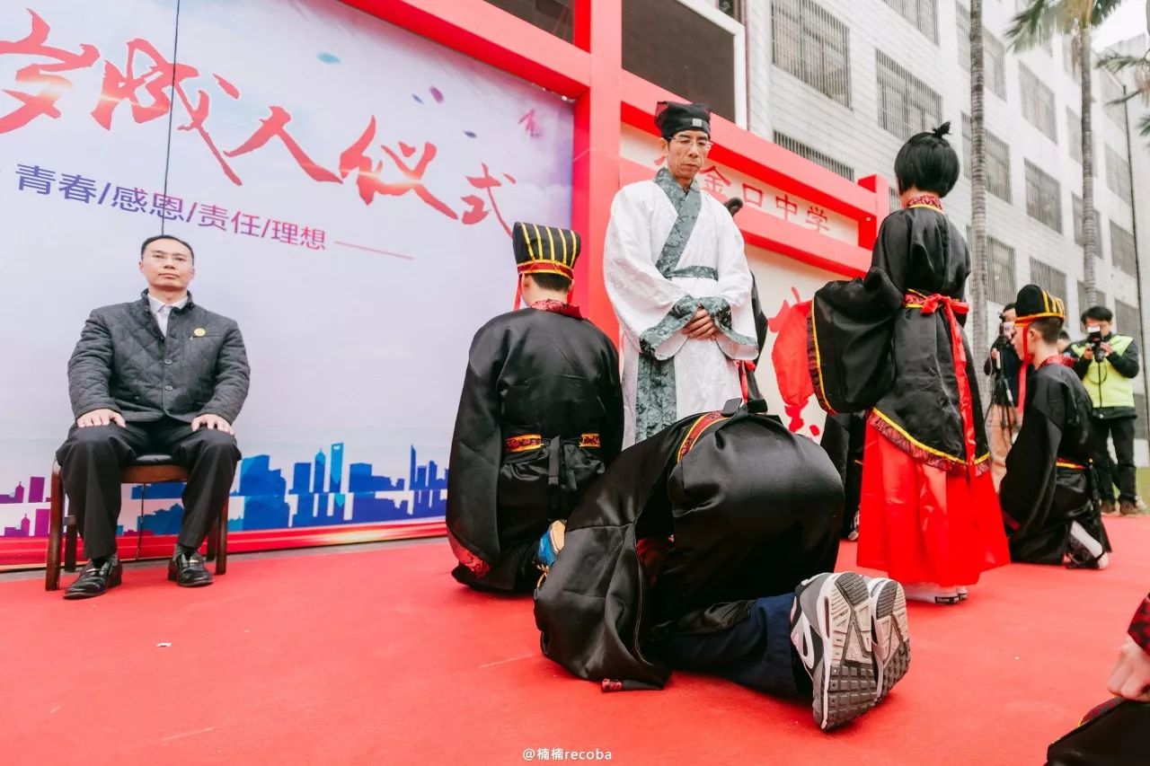 举重冠军装女学生图片_女举重冠军装学生_举重冠军女名字