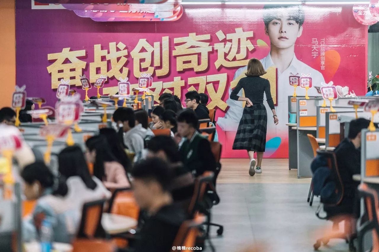 举重冠军装女学生图片_女举重冠军装学生_举重冠军女名字