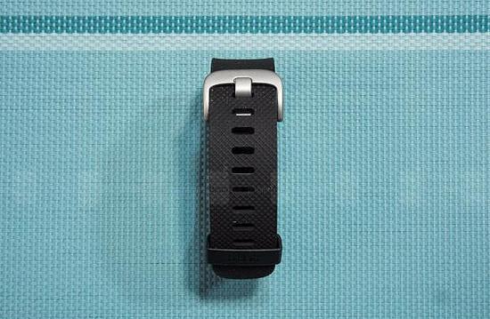 Fitbit Charge HR腕带柔软中带有弹性，即便整天佩戴也不会产生违和感