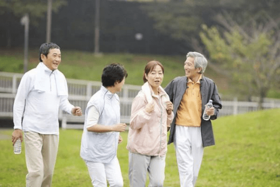 中西方老年人生活方式对比_西方国家的老人生活方式_西方中老年人生活方式