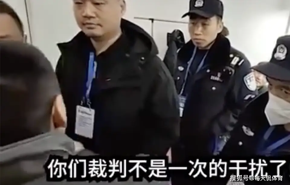 篮球吹裁判是什么意思_篮球裁判吹法_裁判篮球吹踢规则