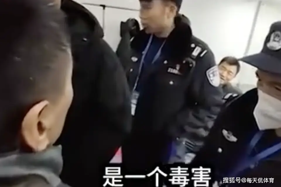 篮球裁判吹法_篮球吹裁判是什么意思_裁判篮球吹踢规则