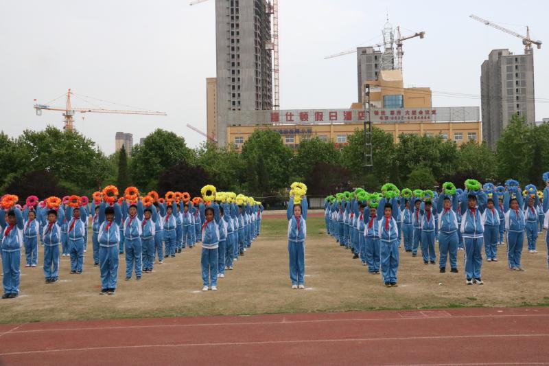 广播体操飞扬青春_青春飞扬小学生体操_小学生大型团体操青春飞扬