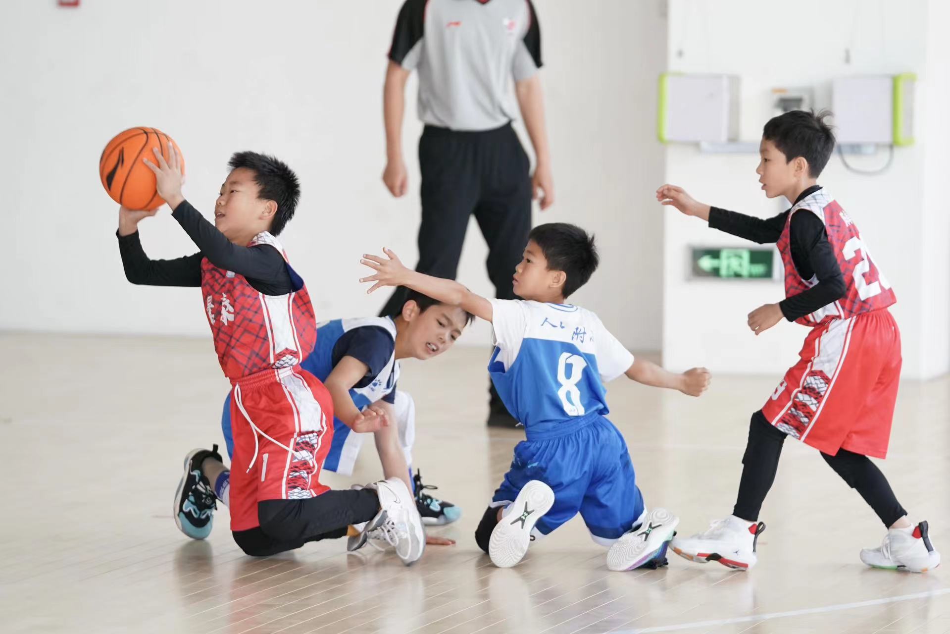 小学生篮球百队杯比赛规则_2021年小学生篮球比赛规则_小学生篮球比赛队名