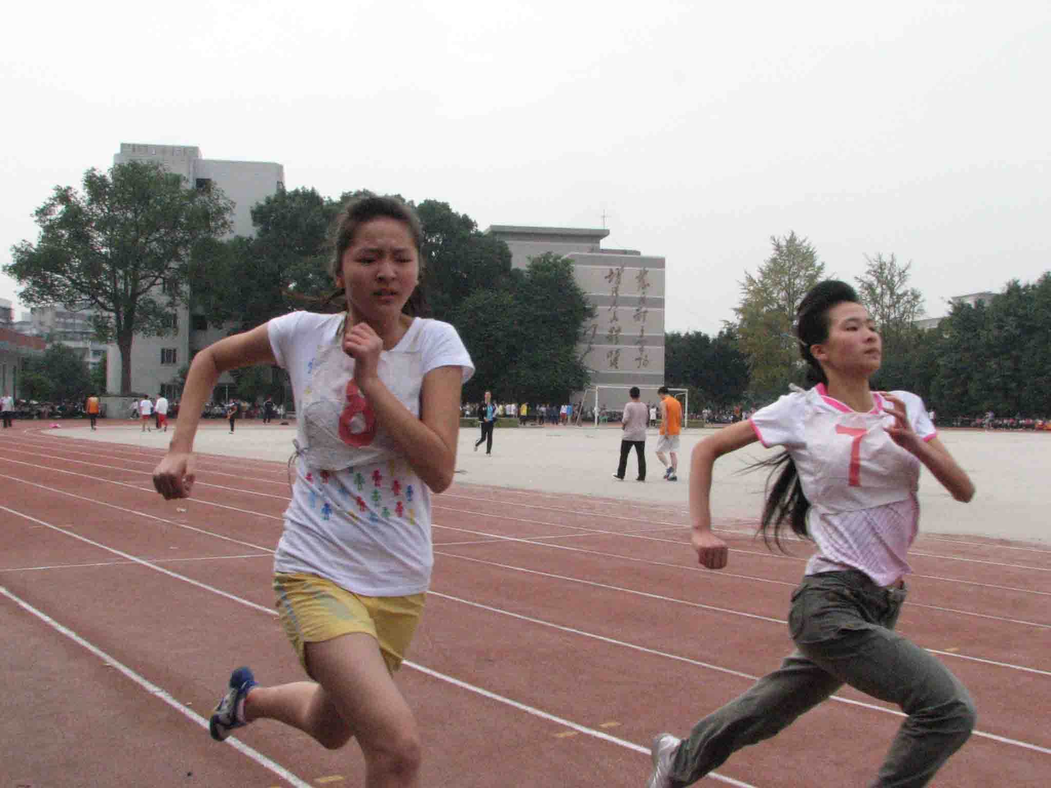 学校运动会旗手入场视频_高中运动会班级旗手_高中运动会旗手服装