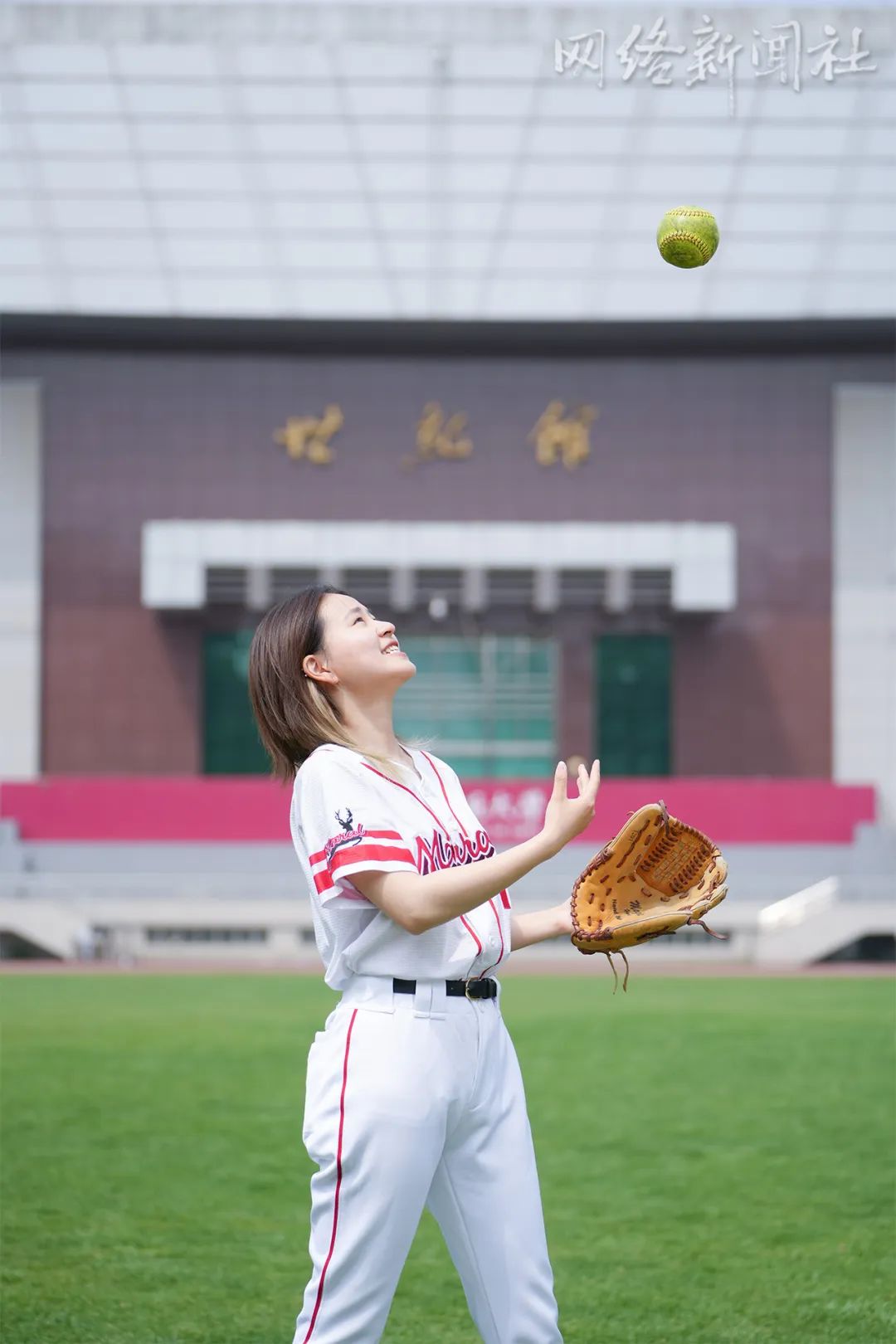 女生怎么练团队篮球技巧_女生篮球训练基本功方案_篮球练技巧女生团队视频