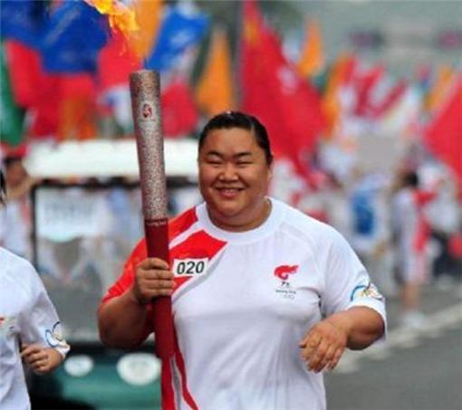 中国举重冠军女子唐功红_女子举重冠军唐功红现状_女子举重冠军唐功红流血