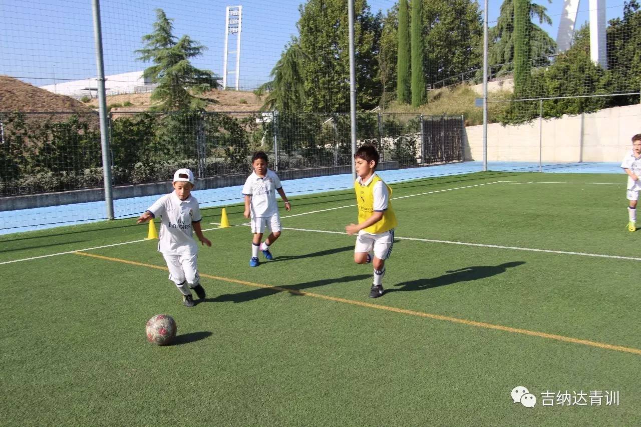 小学足球的规则_小学生踢足球的基本规则_小学生踢足球规则教学视频