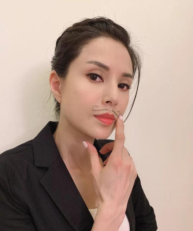 最美“小龙女”李若彤晒最新健身照，小蛮腰马甲线令女粉丝羡慕