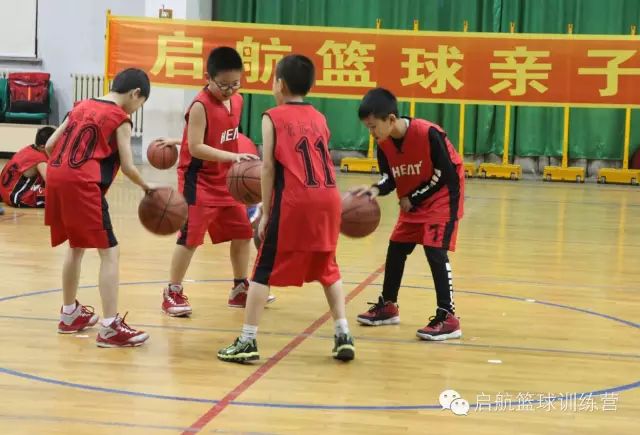 篮球技巧小学生_6年级打篮球技巧_低年级篮球