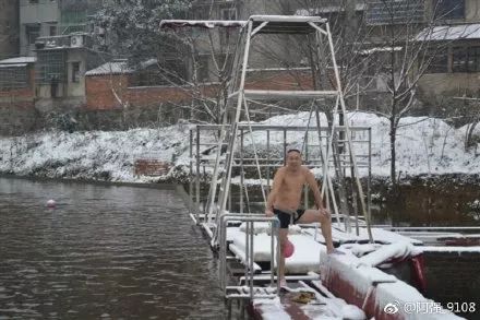 高空跳水姿势_高空跳水怎么跳_游泳高空跳水技巧视频