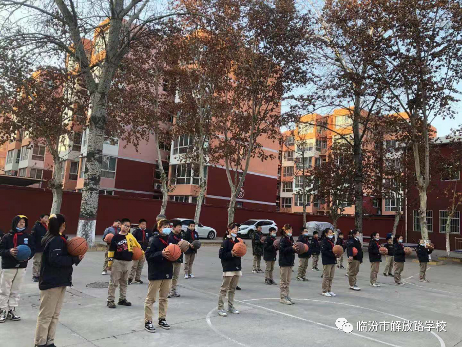 小学篮球基本动作_小学篮球运球动作要领_小学生篮球技巧和动作要领