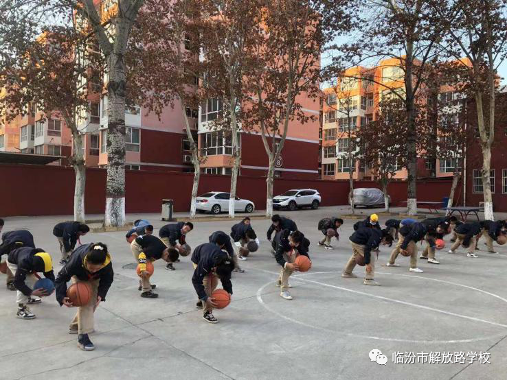 小学生篮球技巧和动作要领_小学篮球基本动作_小学篮球运球动作要领