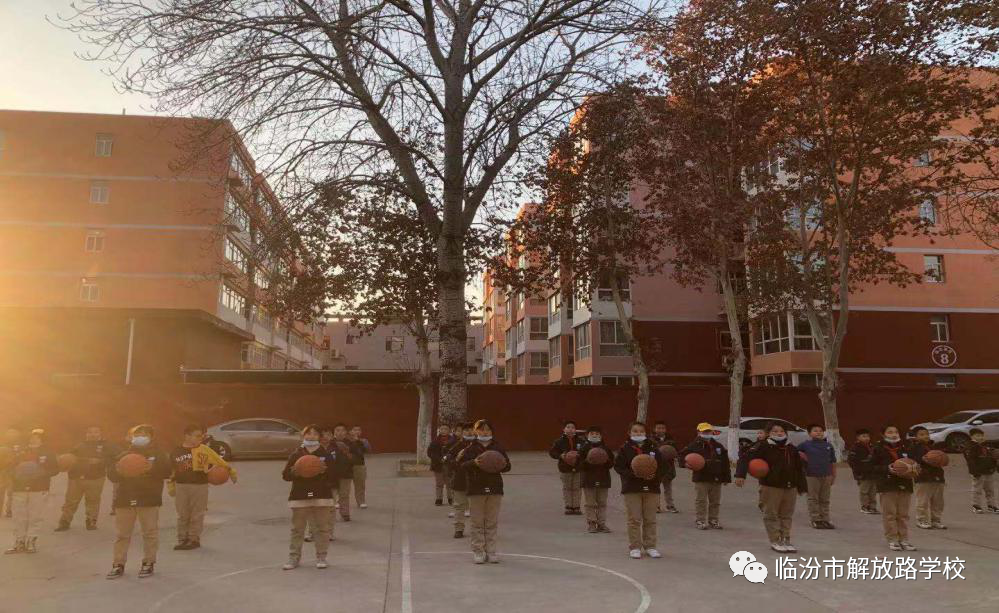 小学篮球基本动作_小学生篮球技巧和动作要领_小学篮球运球动作要领