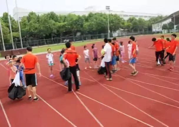 小学生篮球技巧和动作要领_篮球基础教程小学生_篮球动作视频小学生