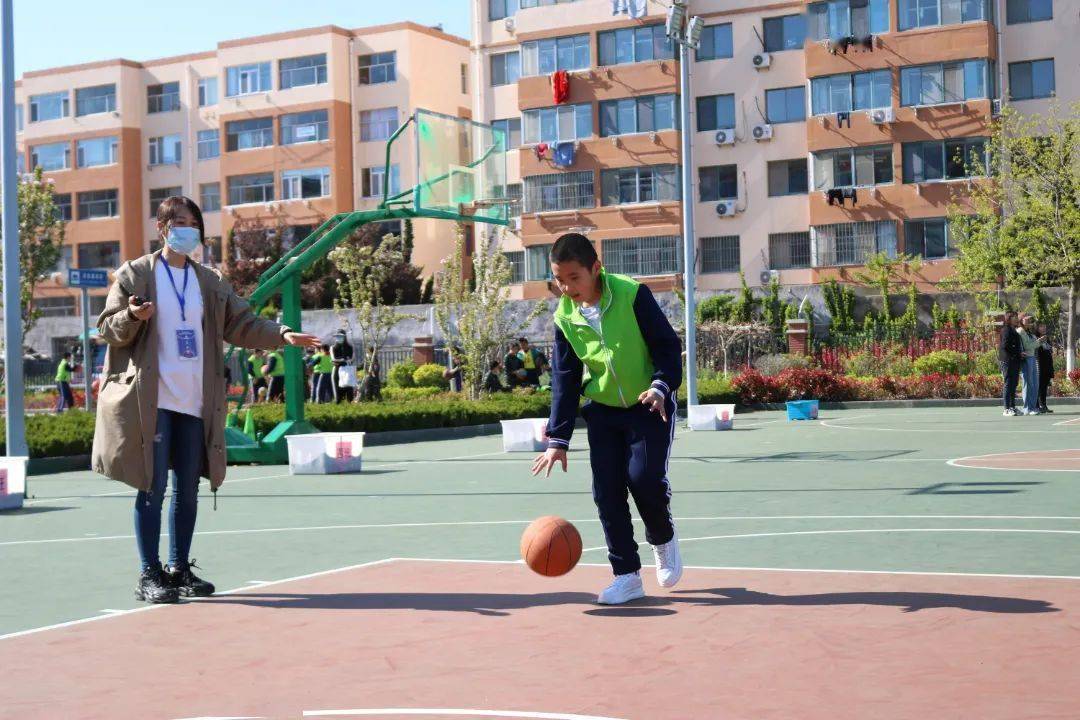 篮球技巧挑战小学生怎么练_小学生篮球技巧挑战赛_小学生篮球技巧挑战