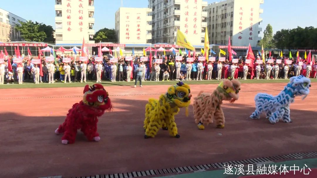 足球比赛开球什么意思_足球开球新规则_足球开赛开球规则