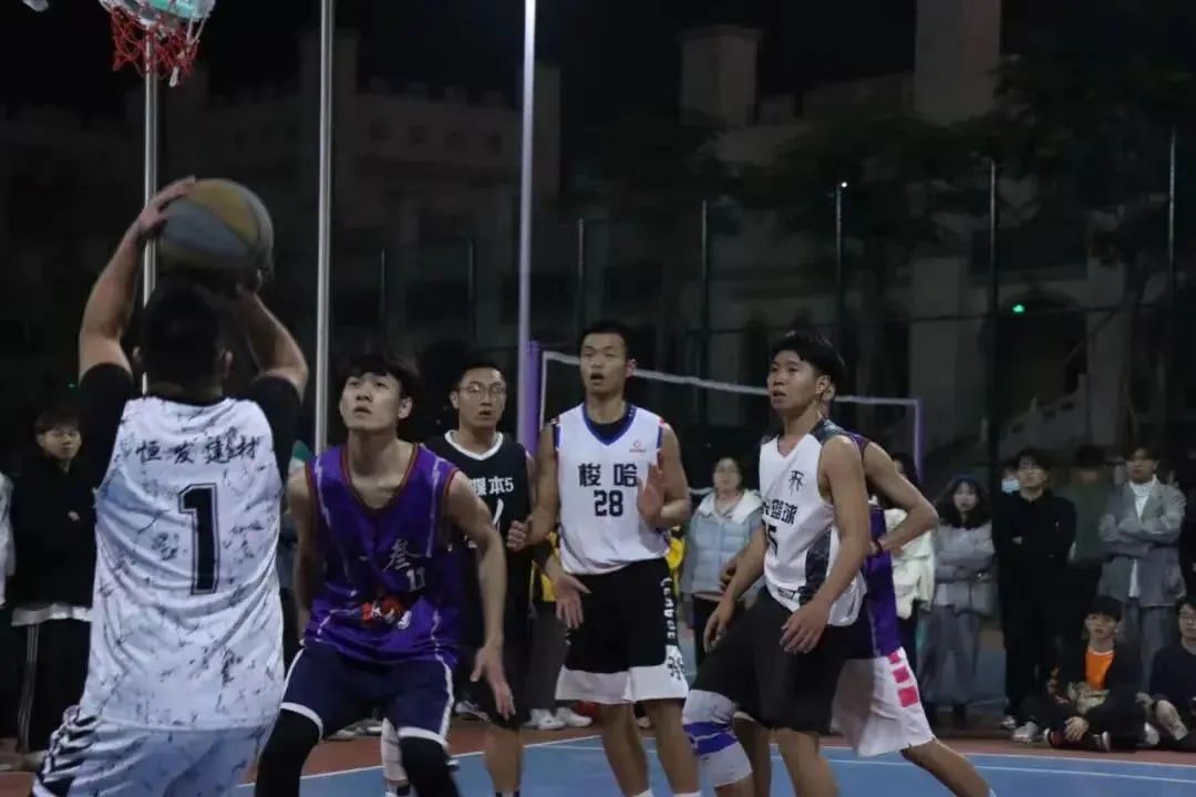 篮球踩线算不算三分_fiba篮球规则里踩三分线投篮算几分_踩3分线投篮