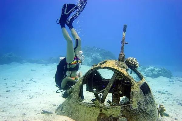 游泳技巧学会浮潜视频教程_游泳浮游法_不会游泳如何学浮潜技巧