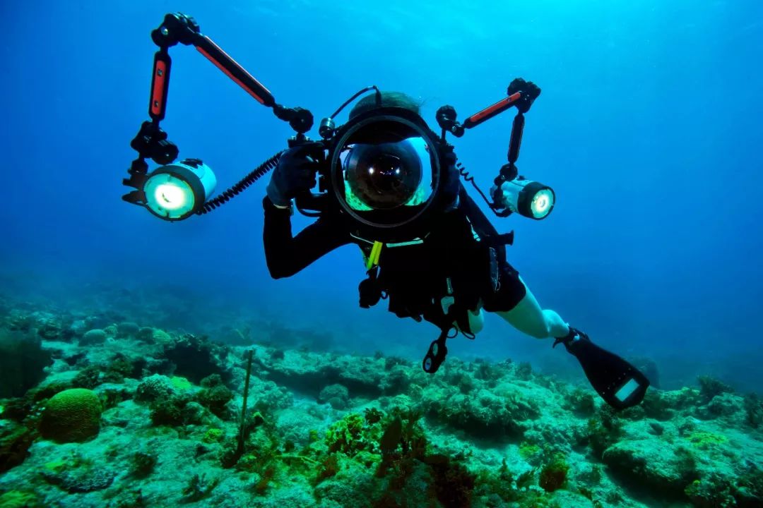 不会游泳如何学浮潜技巧_游泳技巧学会浮潜视频教程_游泳浮游法