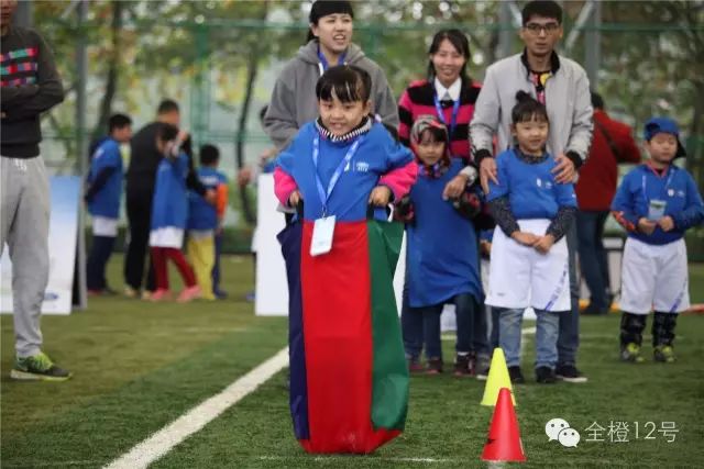 足球技巧照片图片_关于足球技巧的照片_足球技巧照片高清