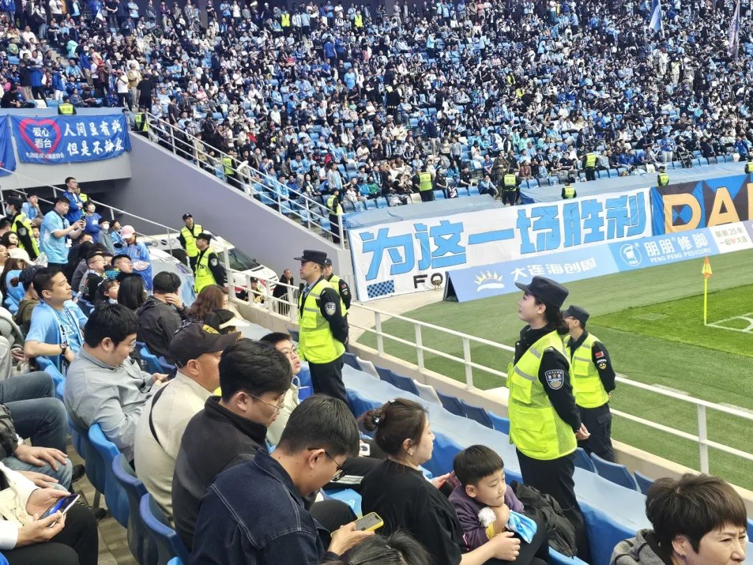 昆明交警足球队队员_交警足球冠军_足球警察