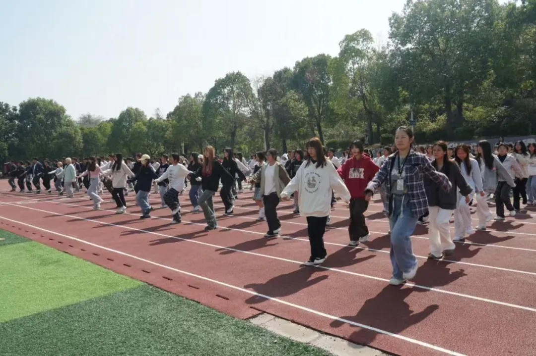 体操报道学生怎么写_学生体操报道_体操报道稿