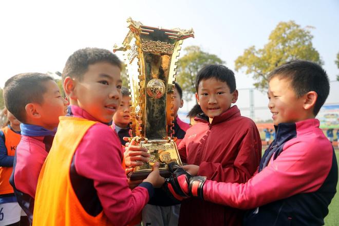 足球青少年锦标赛_举起足球冠军奖杯青少年_青少年足球冠军杯赛