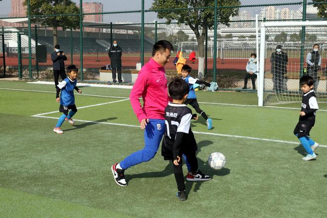 青少年足球冠军杯赛_举起足球冠军奖杯青少年_足球青少年锦标赛