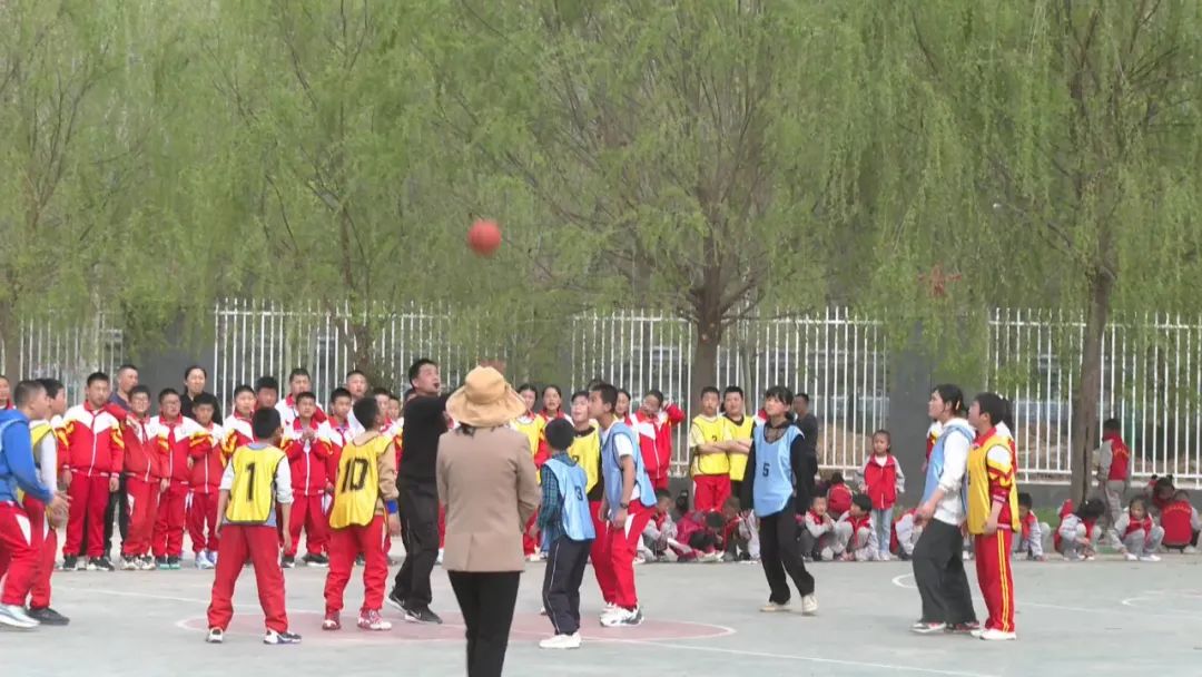 小学女生篮球比赛_小学生女子篮球规则赛事_篮球比赛规则小学生