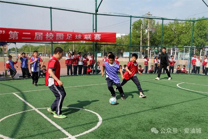 足球规则比赛场地训练题库_足球规则比赛时间_足球三对三比赛规则